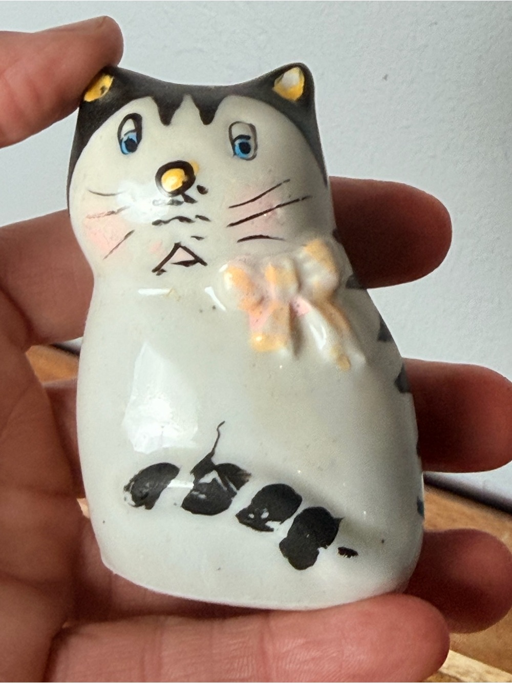 Vintage Hand painted Ceramic Cat Salt and Pepper Shakers - White and Black - Picture 6 of 10